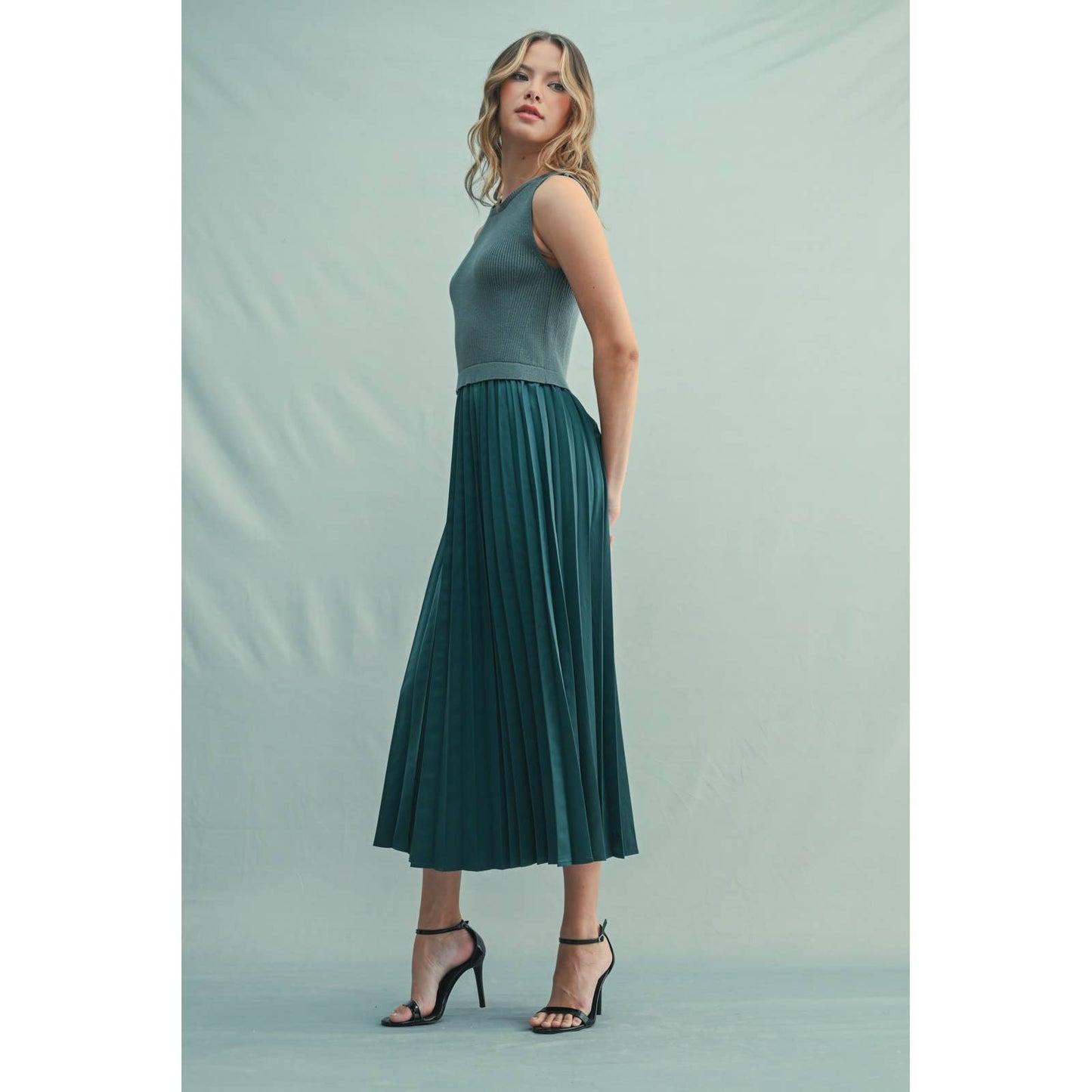 MIXED MEDIA PLEATED MIDI DRESS / WL25-11290