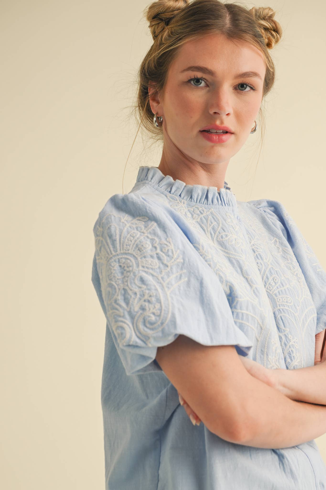 EMBROIDERED BUTTON DOWN BUBBLE SLEEVE TOP MTP3976