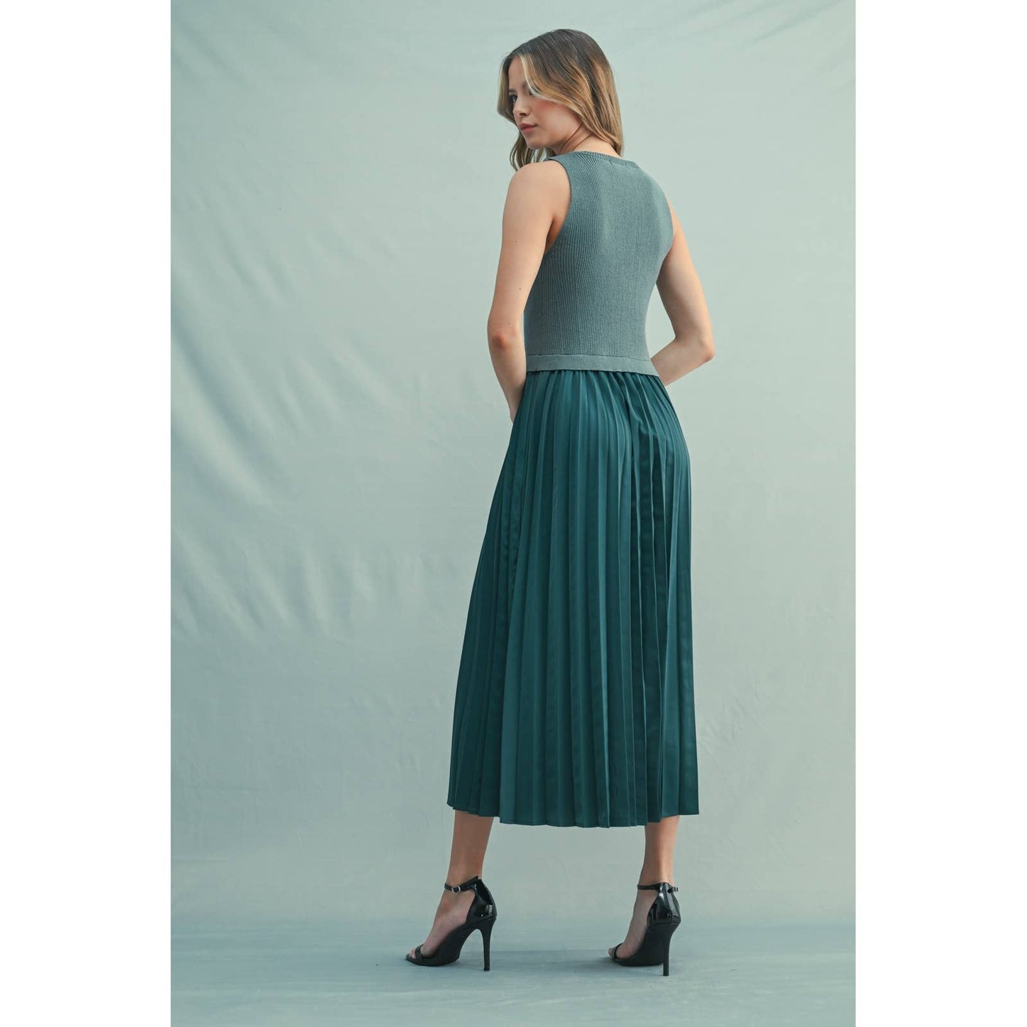 MIXED MEDIA PLEATED MIDI DRESS / WL25-11290
