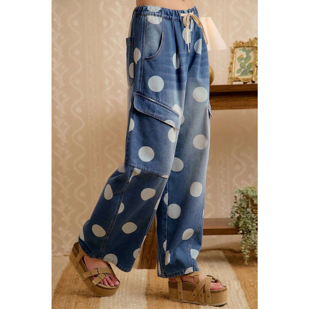 WASHED POLKA DOT DENIM BARREL PANTS WITH CARGO POCKETS