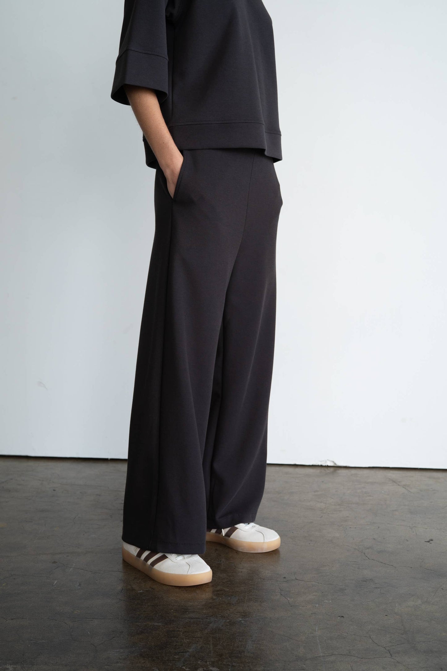 WIDE-LEG RELAXED TROUSER