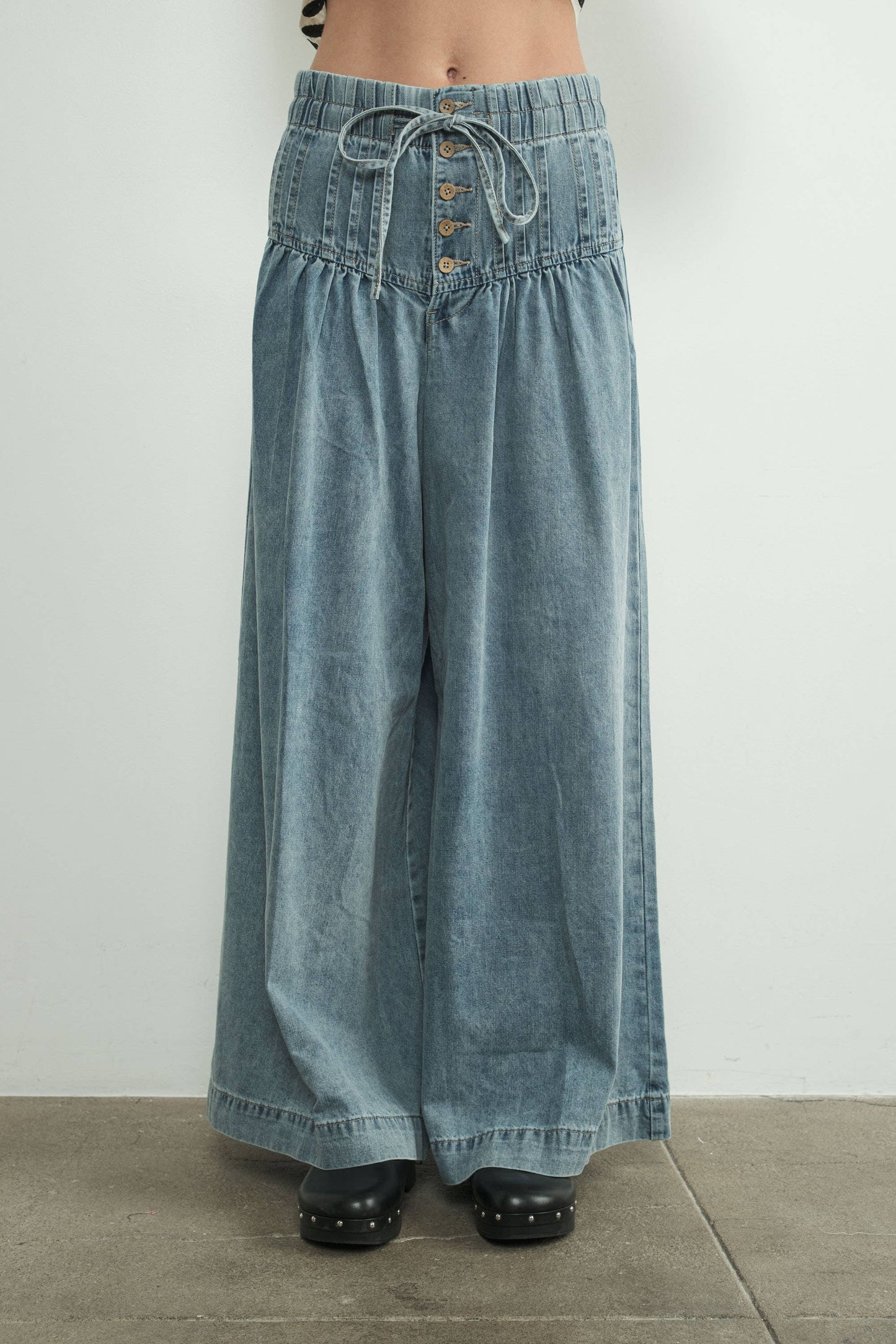 MAP2991 YOKE PINTUCK WIDE LEG DENIM PANTS