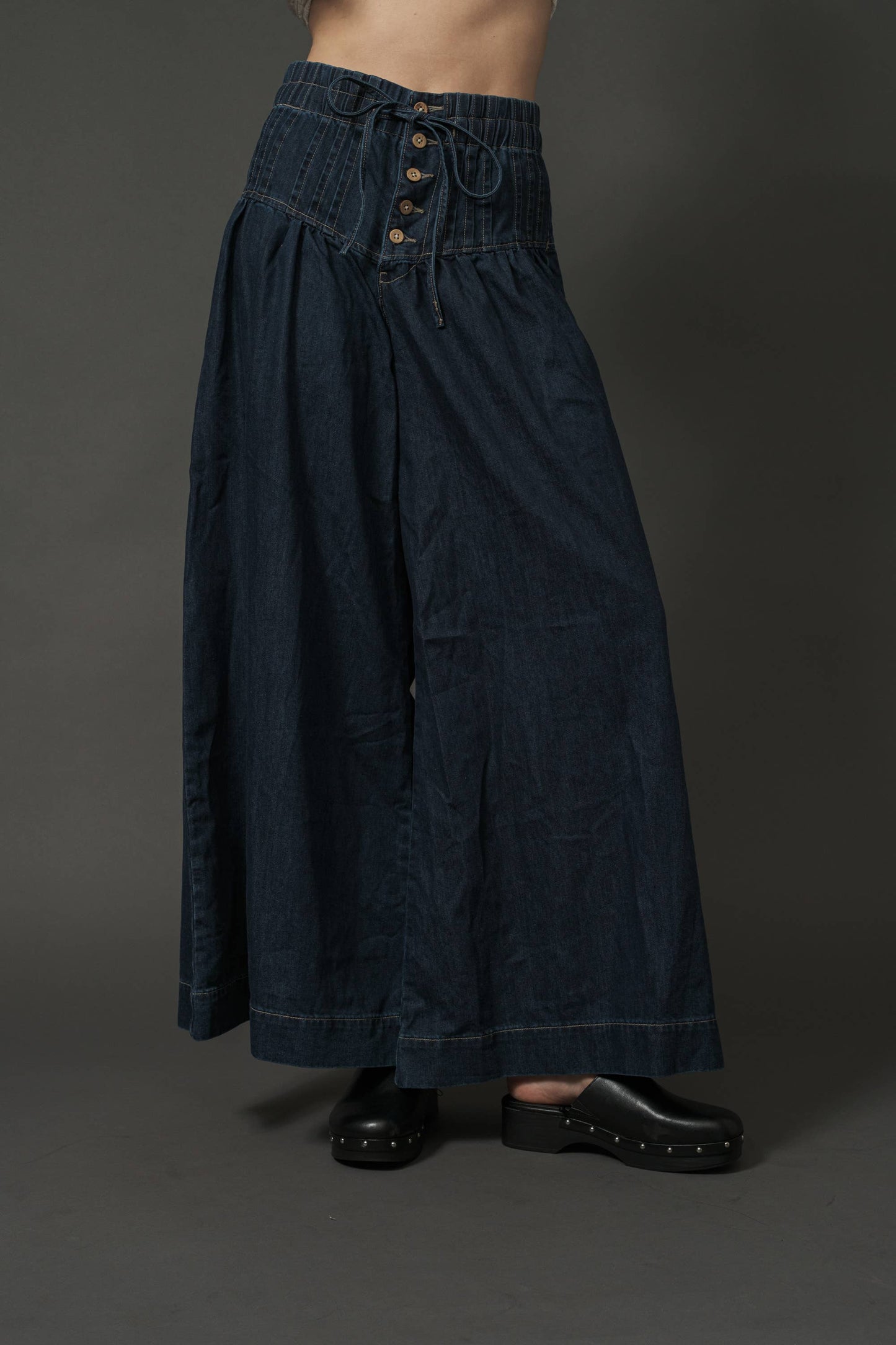 MAP2991 YOKE PINTUCK WIDE LEG DENIM PANTS