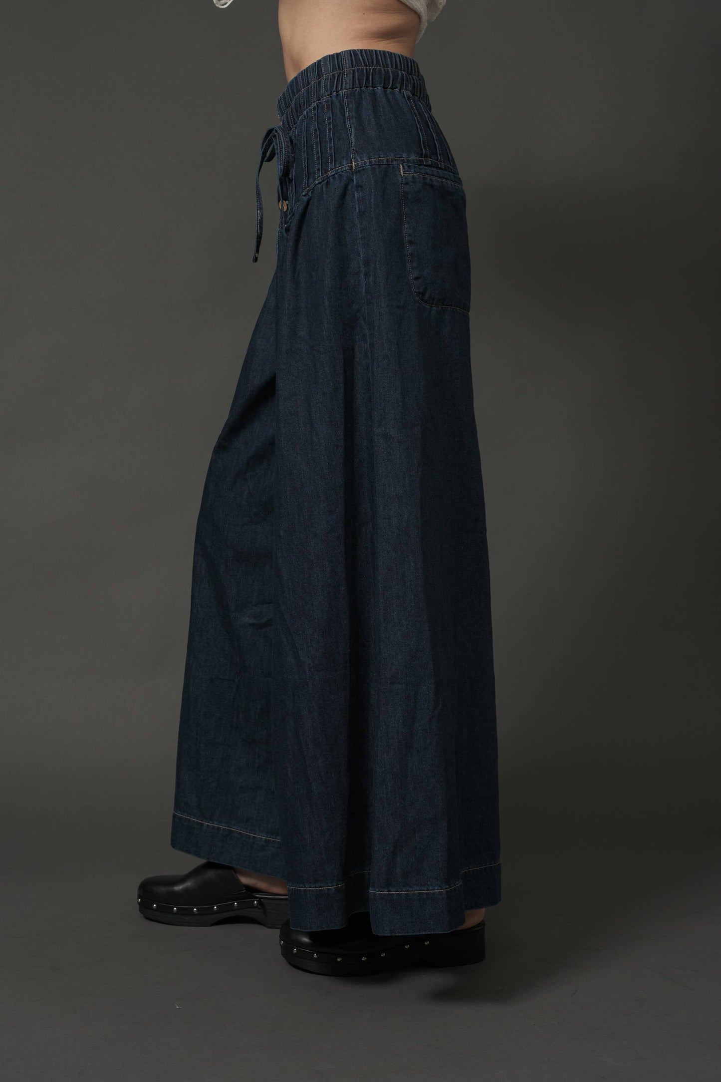 MAP2991 YOKE PINTUCK WIDE LEG DENIM PANTS