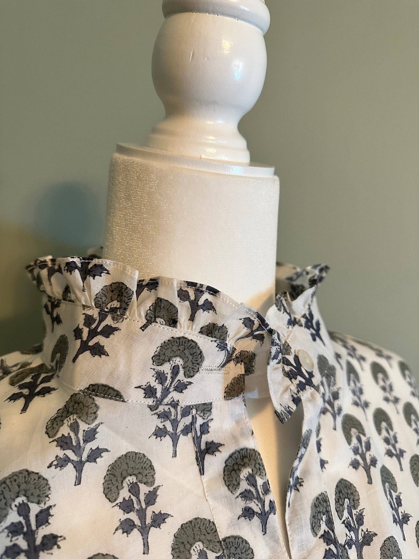 Women's Floral Block Print Ruffle Collar Button Downblouse