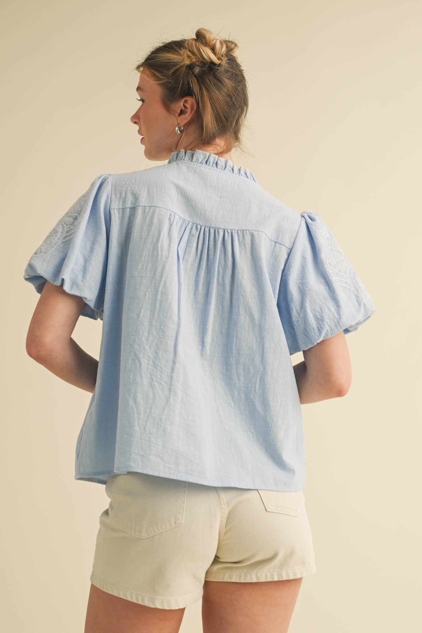 EMBROIDERED BUTTON DOWN BUBBLE SLEEVE TOP MTP3976