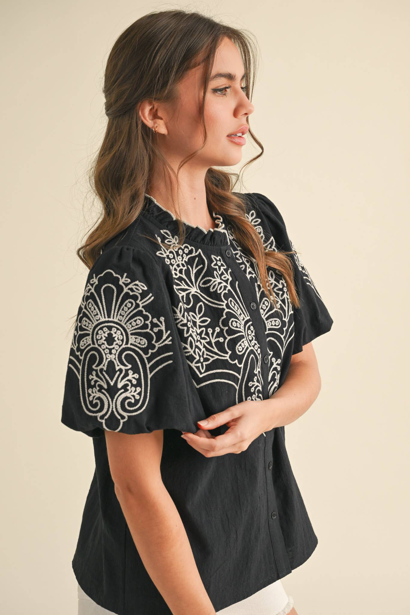 EMBROIDERED BUTTON DOWN BUBBLE SLEEVE TOP MTP3976