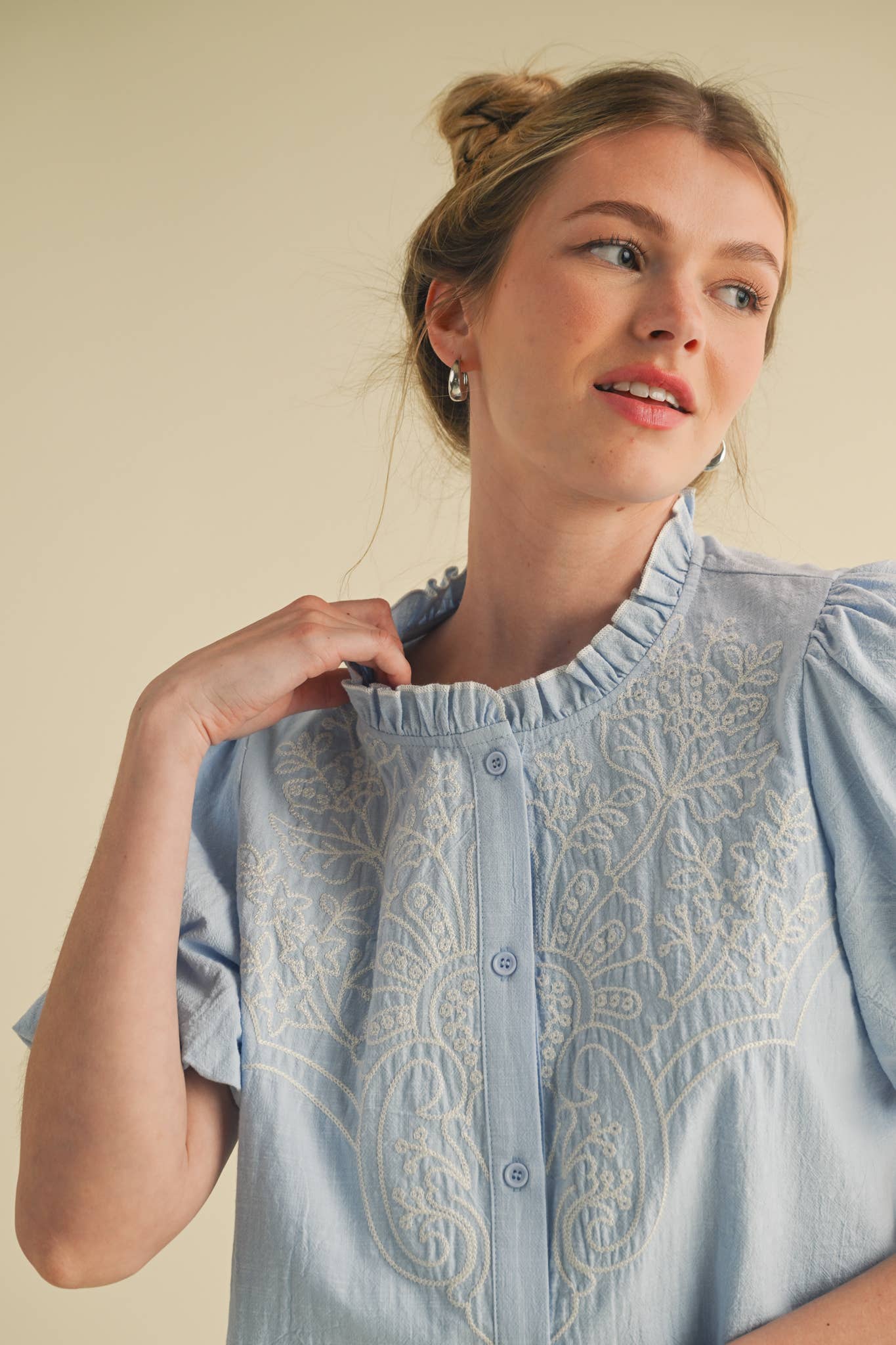 EMBROIDERED BUTTON DOWN BUBBLE SLEEVE TOP MTP3976