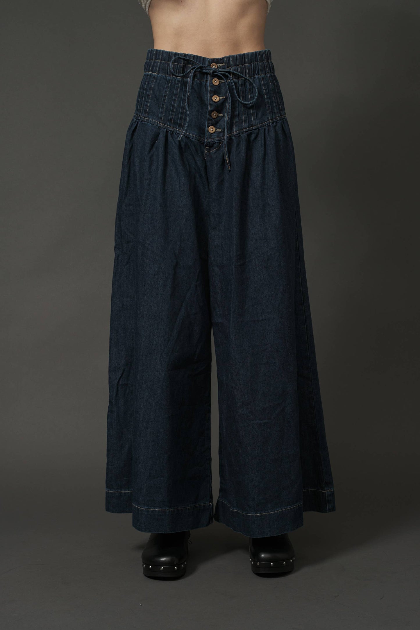 MAP2991 YOKE PINTUCK WIDE LEG DENIM PANTS