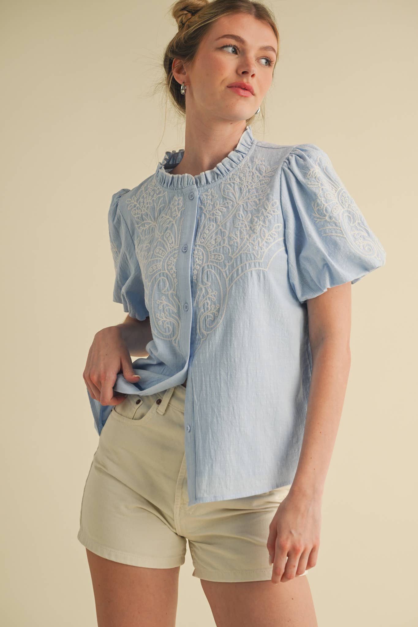 EMBROIDERED BUTTON DOWN BUBBLE SLEEVE TOP MTP3976