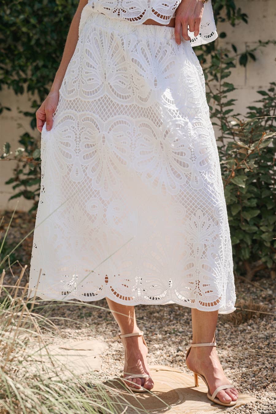 SLEEVELESS LACE TOP AND SKIRT SET WITH SCALLOPED HEM