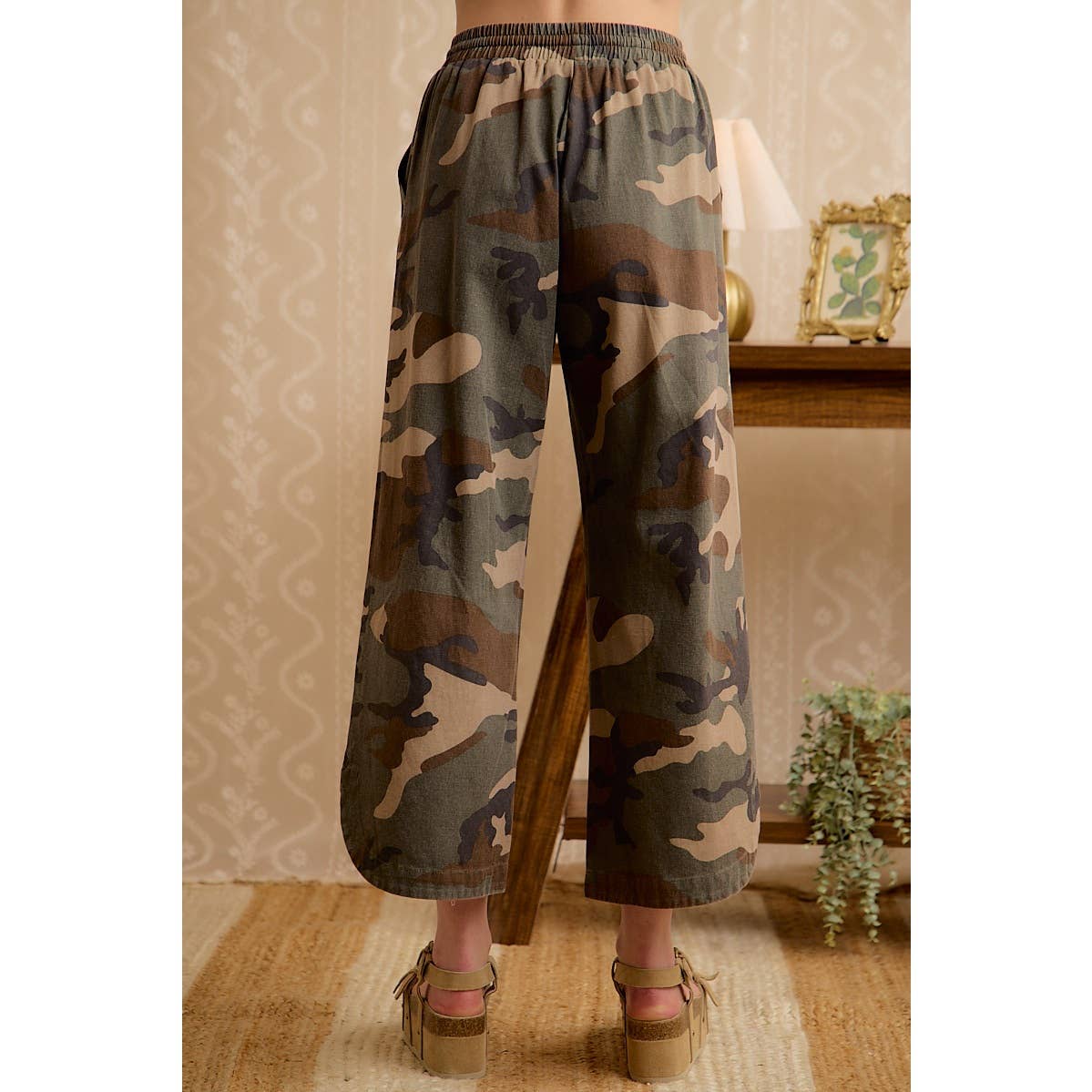 CAMO PATTERN CURVED SIDE SEAM PANTS WITH DRAWSTRING