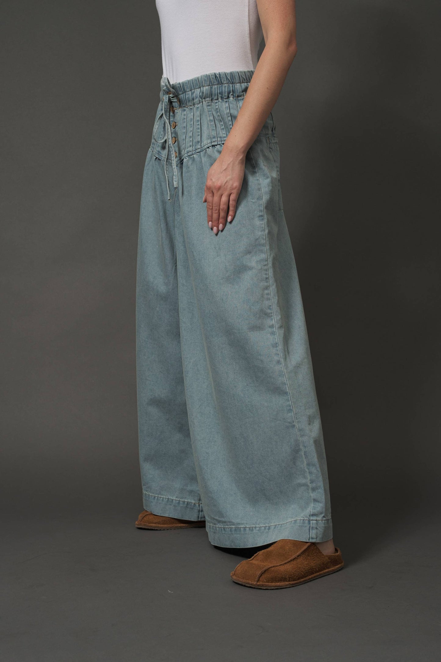 MAP2991 YOKE PINTUCK WIDE LEG DENIM PANTS